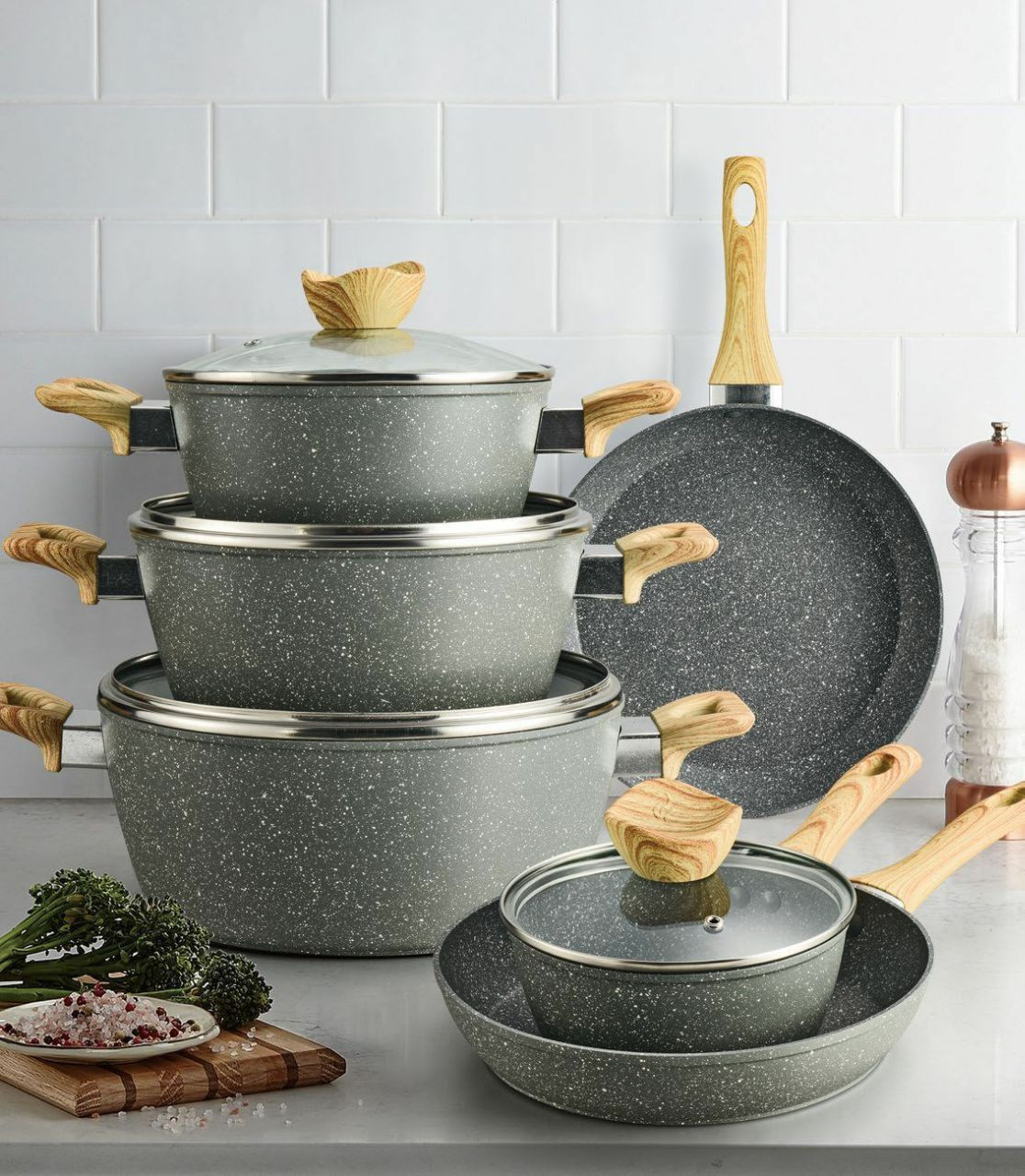 Ensemble d'ustensiles de cuisine en granit. Ces ustensiles sont généralement fabriqués avec un revêtement antiadhésif en pierre de maifan, imitant l'apparence du granit.